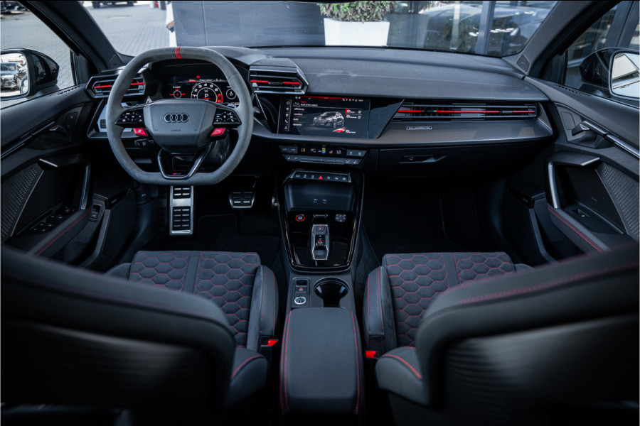 Audi RS3 Sportback 2.5 TFSI quattro - Panorama | Kuipstoelen | Sonos | Carbon