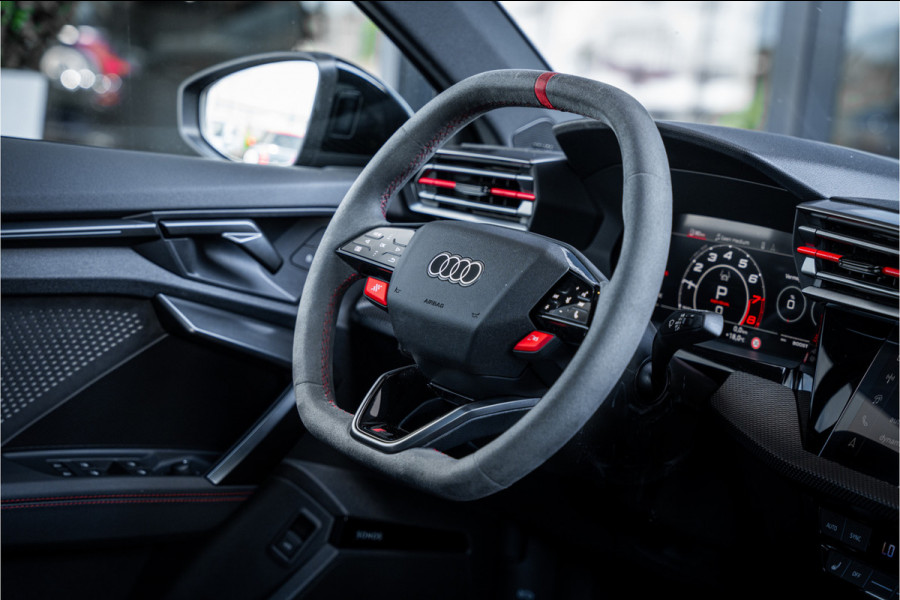 Audi RS3 Sportback 2.5 TFSI quattro - Panorama | Kuipstoelen | Sonos | Carbon