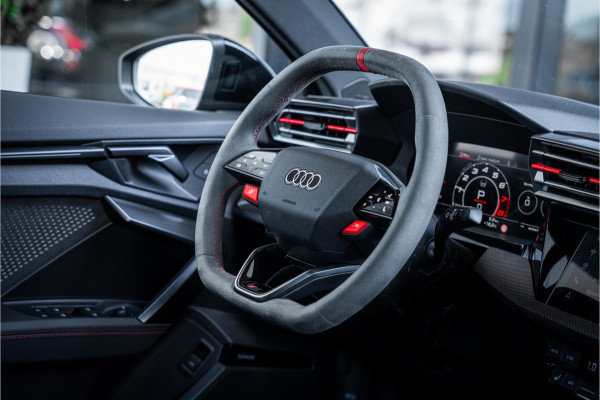 Audi RS3 Sportback 2.5 TFSI quattro - Panorama | Kuipstoelen | Sonos | Carbon