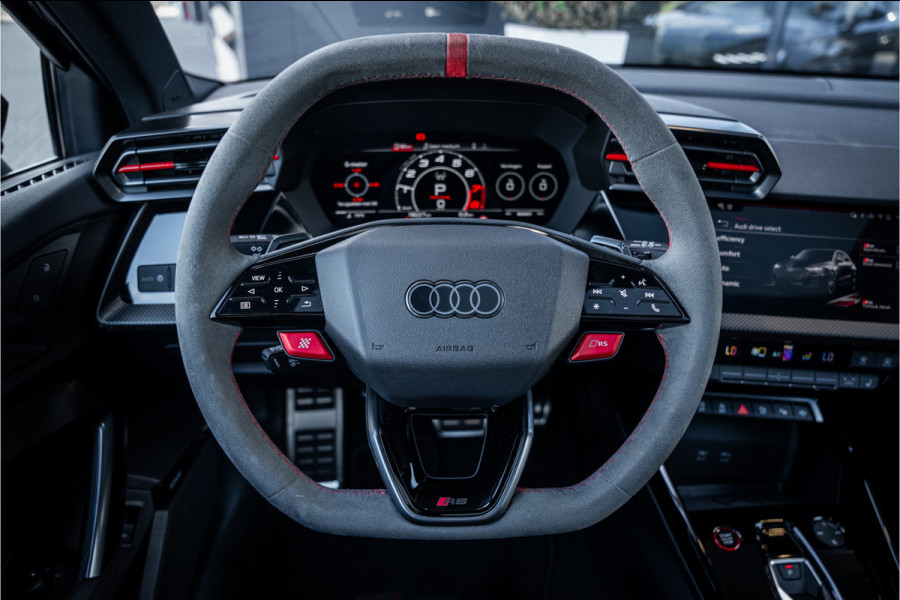 Audi RS3 Sportback 2.5 TFSI quattro - Panorama | Kuipstoelen | Sonos | Carbon
