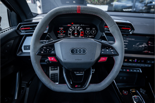 Audi RS3 Sportback 2.5 TFSI quattro - Panorama | Kuipstoelen | Sonos | Carbon