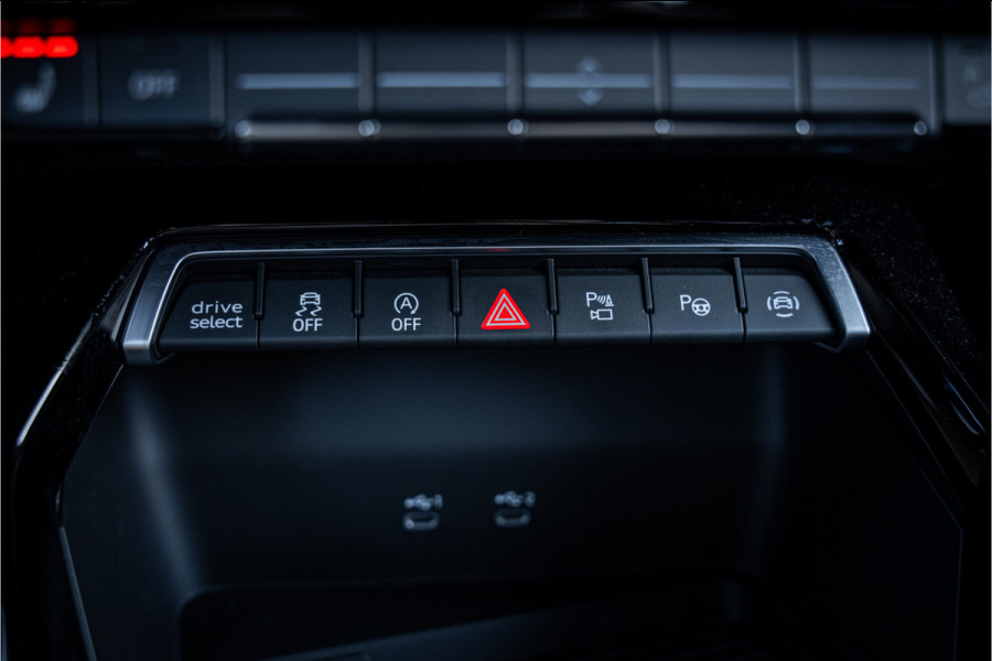 Audi RS3 Sportback 2.5 TFSI quattro - Panorama | Kuipstoelen | Sonos | Carbon