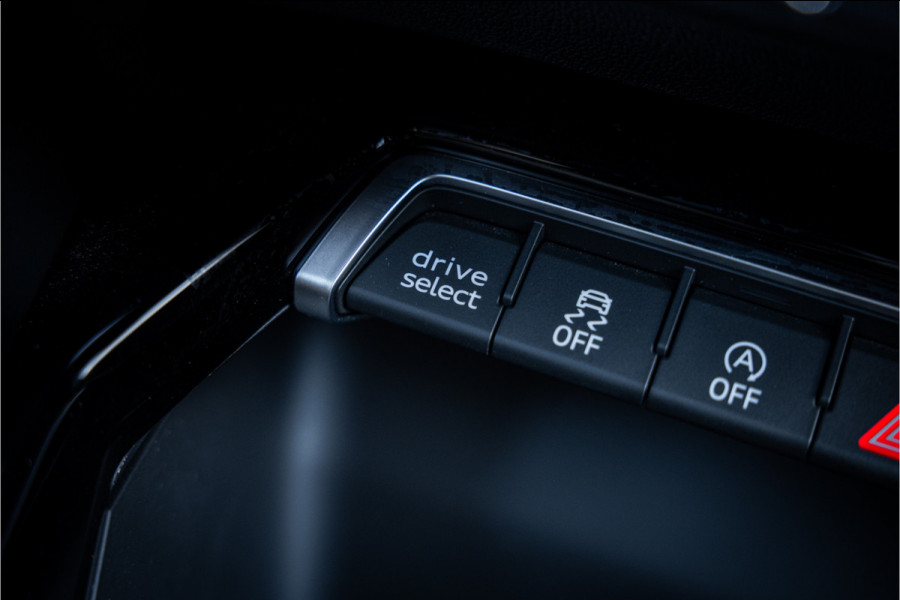 Audi RS3 Sportback 2.5 TFSI quattro - Panorama | Kuipstoelen | Sonos | Carbon