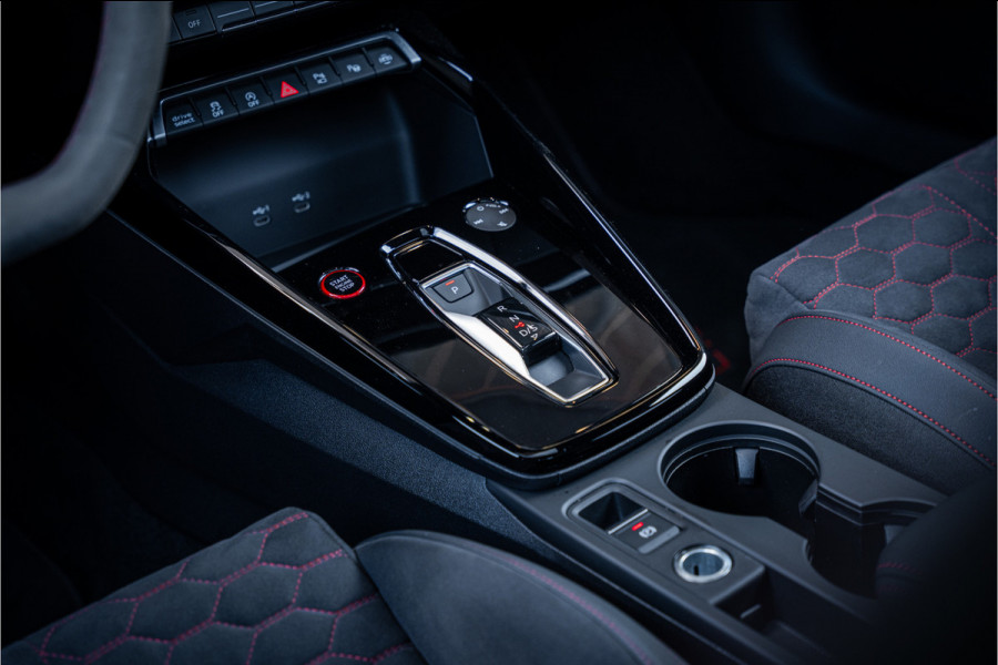 Audi RS3 Sportback 2.5 TFSI quattro - Panorama | Kuipstoelen | Sonos | Carbon