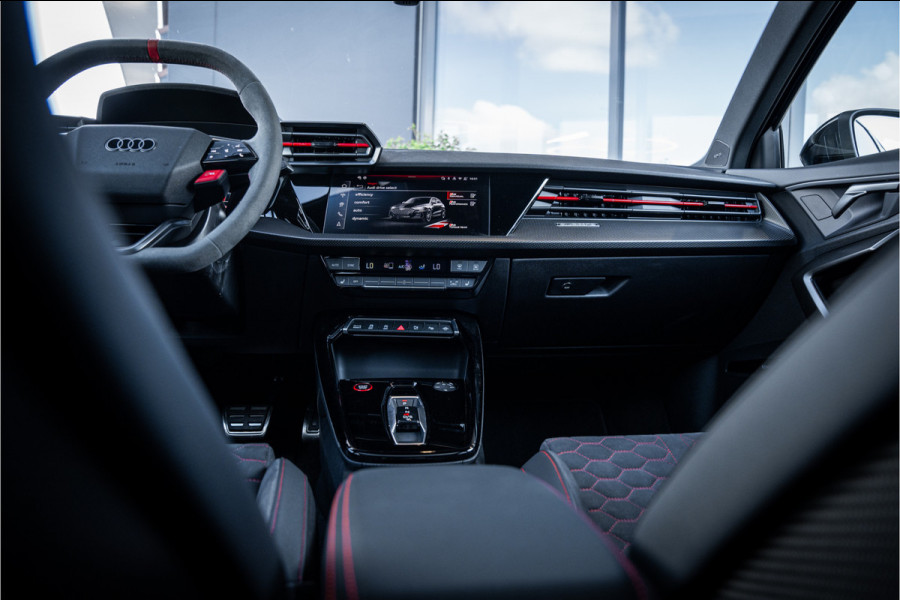 Audi RS3 Sportback 2.5 TFSI quattro - Panorama | Kuipstoelen | Sonos | Carbon