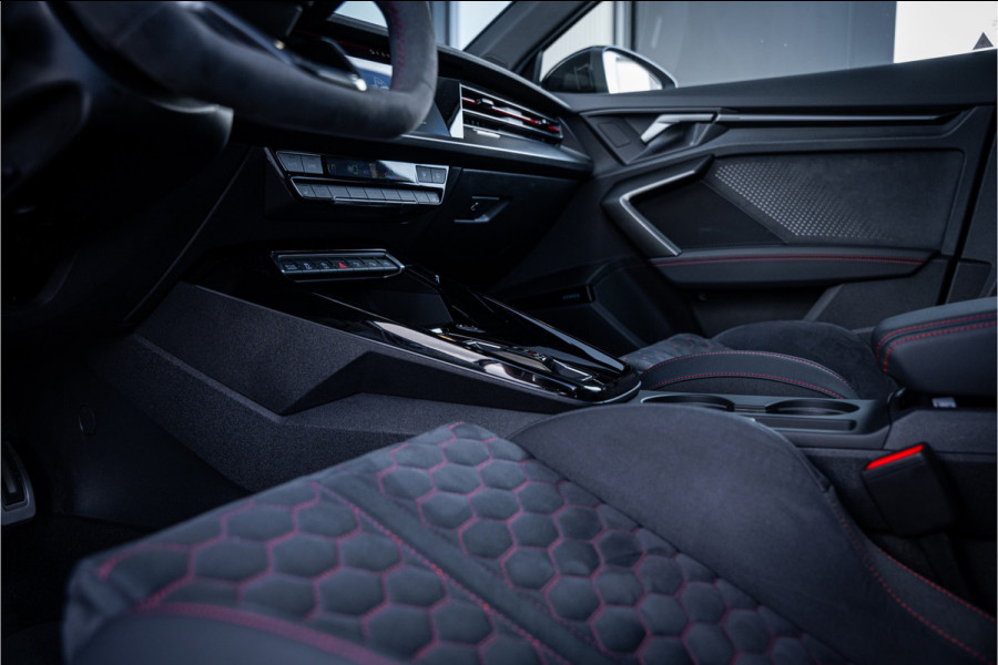 Audi RS3 Sportback 2.5 TFSI quattro - Panorama | Kuipstoelen | Sonos | Carbon