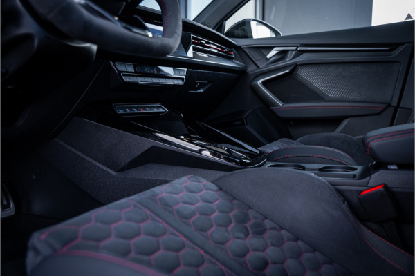 Audi RS3 Sportback 2.5 TFSI quattro - Panorama | Kuipstoelen | Sonos | Carbon
