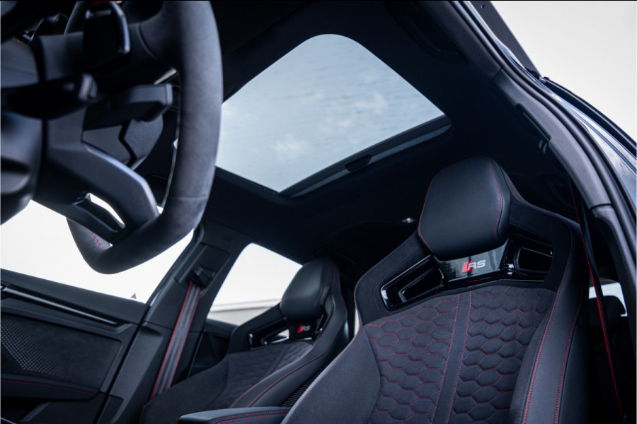 Audi RS3 Sportback 2.5 TFSI quattro - Panorama | Kuipstoelen | Sonos | Carbon