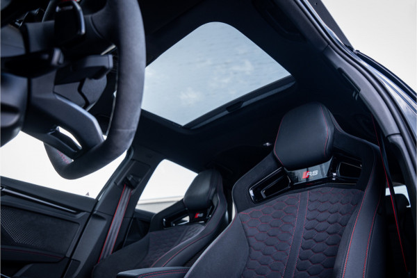 Audi RS3 Sportback 2.5 TFSI quattro - Panorama | Kuipstoelen | Sonos | Carbon