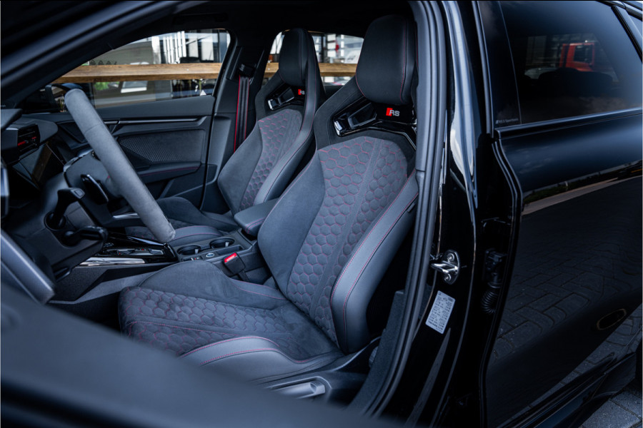 Audi RS3 Sportback 2.5 TFSI quattro - Panorama | Kuipstoelen | Sonos | Carbon