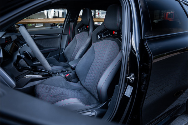 Audi RS3 Sportback 2.5 TFSI quattro - Panorama | Kuipstoelen | Sonos | Carbon
