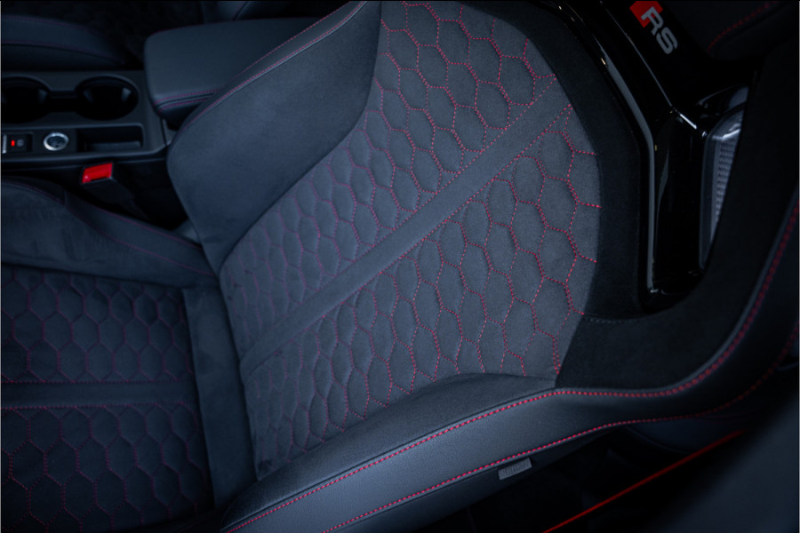 Audi RS3 Sportback 2.5 TFSI quattro - Panorama | Kuipstoelen | Sonos | Carbon