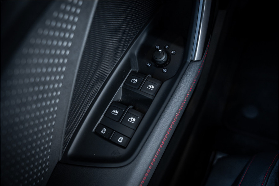 Audi RS3 Sportback 2.5 TFSI quattro - Panorama | Kuipstoelen | Sonos | Carbon