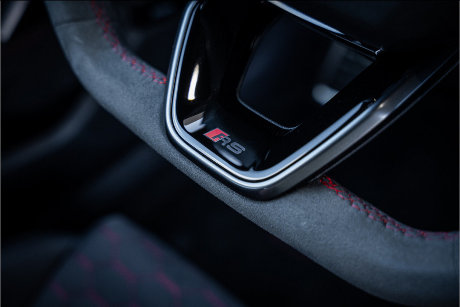 Audi RS3 Sportback 2.5 TFSI quattro - Panorama | Kuipstoelen | Sonos | Carbon
