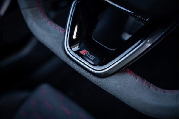 Audi RS3 Sportback 2.5 TFSI quattro - Panorama | Kuipstoelen | Sonos | Carbon
