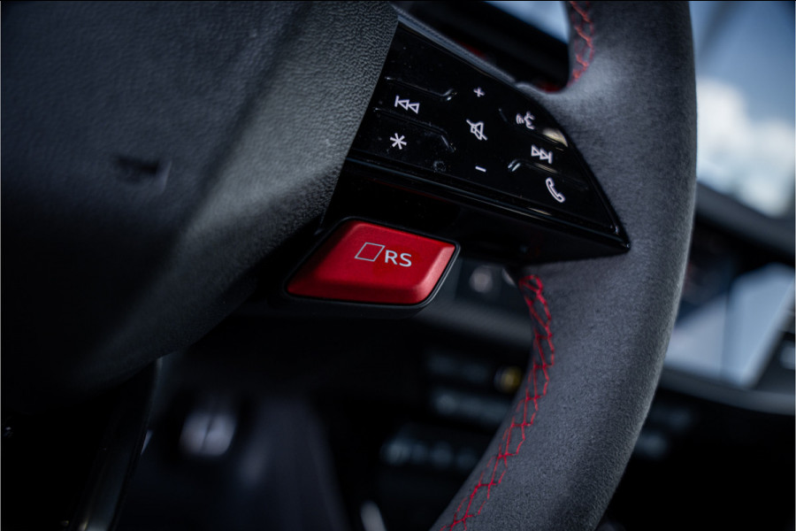 Audi RS3 Sportback 2.5 TFSI quattro - Panorama | Kuipstoelen | Sonos | Carbon