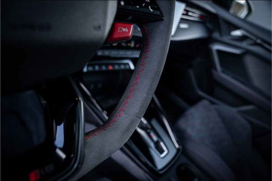 Audi RS3 Sportback 2.5 TFSI quattro - Panorama | Kuipstoelen | Sonos | Carbon