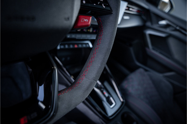 Audi RS3 Sportback 2.5 TFSI quattro - Panorama | Kuipstoelen | Sonos | Carbon