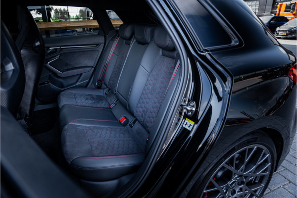Audi RS3 Sportback 2.5 TFSI quattro - Panorama | Kuipstoelen | Sonos | Carbon