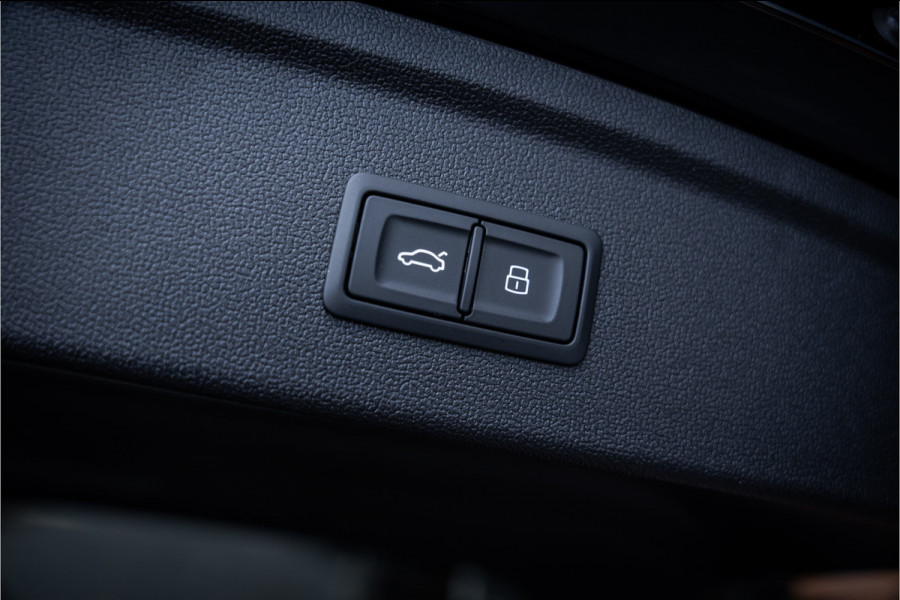 Audi RS3 Sportback 2.5 TFSI quattro - Panorama | Kuipstoelen | Sonos | Carbon