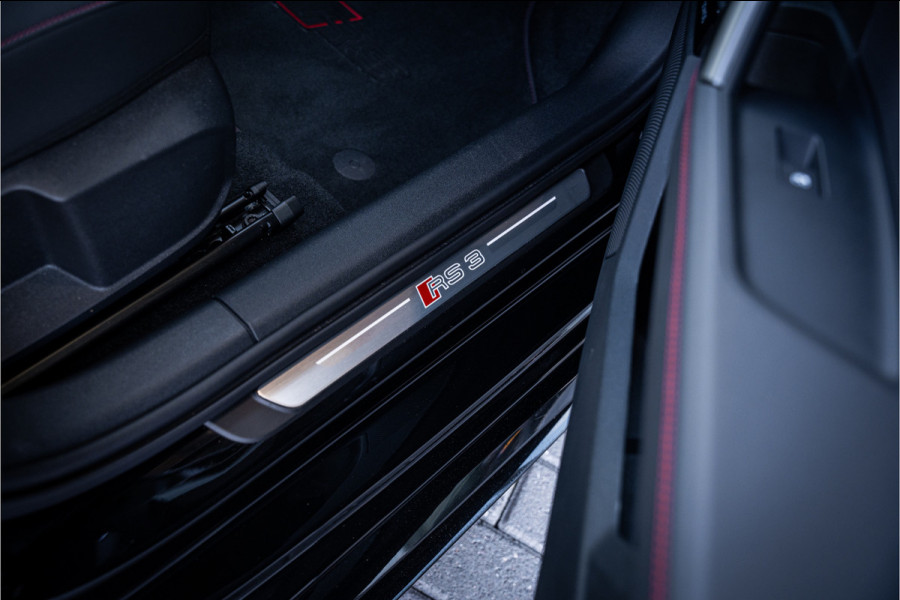 Audi RS3 Sportback 2.5 TFSI quattro - Panorama | Kuipstoelen | Sonos | Carbon