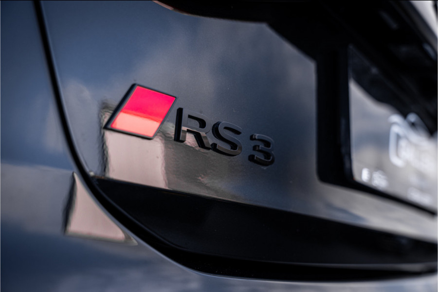 Audi RS3 Sportback 2.5 TFSI quattro - Panorama | Kuipstoelen | Sonos | Carbon