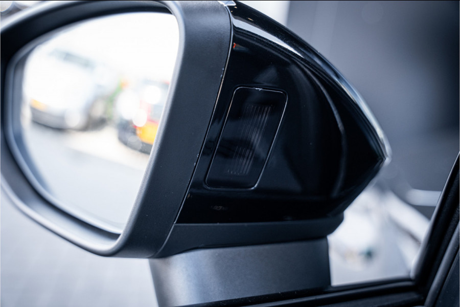 Audi RS3 Sportback 2.5 TFSI quattro - Panorama | Kuipstoelen | Sonos | Carbon