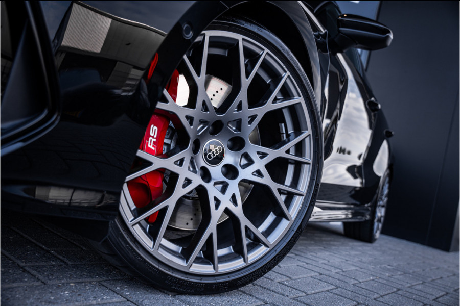 Audi RS3 Sportback 2.5 TFSI quattro - Panorama | Kuipstoelen | Sonos | Carbon