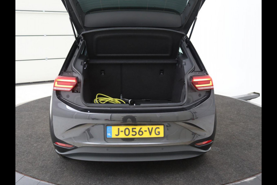 Volkswagen ID.3 First 58 kWh | Stoelverwarming | Camera | Adaptive cruise | Carplay | Navigatie | PDC | Climate control | Sfeerverlichting | LMV 18 inch