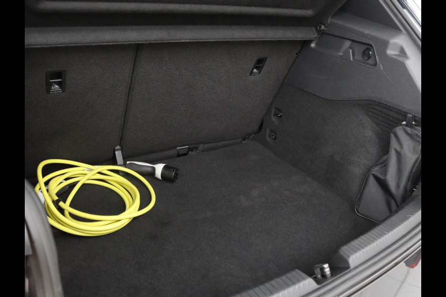 Volkswagen ID.3 First 58 kWh | Stoelverwarming | Camera | Adaptive cruise | Carplay | Navigatie | PDC | Climate control | Sfeerverlichting | LMV 18 inch