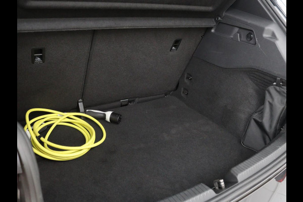 Volkswagen ID.3 First 58 kWh | Stoelverwarming | Camera | Adaptive cruise | Carplay | Navigatie | PDC | Climate control | Sfeerverlichting | LMV 18 inch