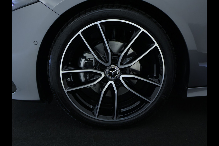Mercedes-Benz A-Klasse 180 Business Solution AMG | Nightpakket | Parkeerpakket met 360°-camera | Premium Plus pakket | Dodehoekassistent | Head-up display | Extra USB-poorten | Verwarmde stoelen vooraan |  Spiegelpakket |