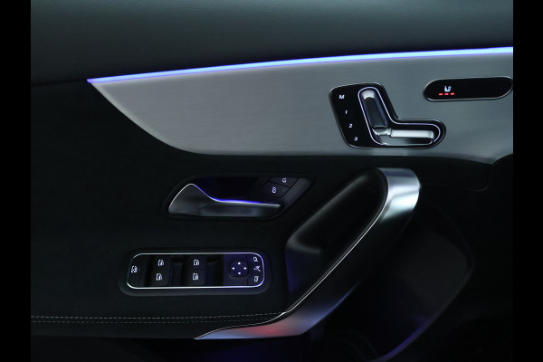 Mercedes-Benz A-Klasse 180 Business Solution AMG | Nightpakket | Parkeerpakket met 360°-camera | Premium Plus pakket | Dodehoekassistent | Head-up display | Extra USB-poorten | Verwarmde stoelen vooraan |  Spiegelpakket |