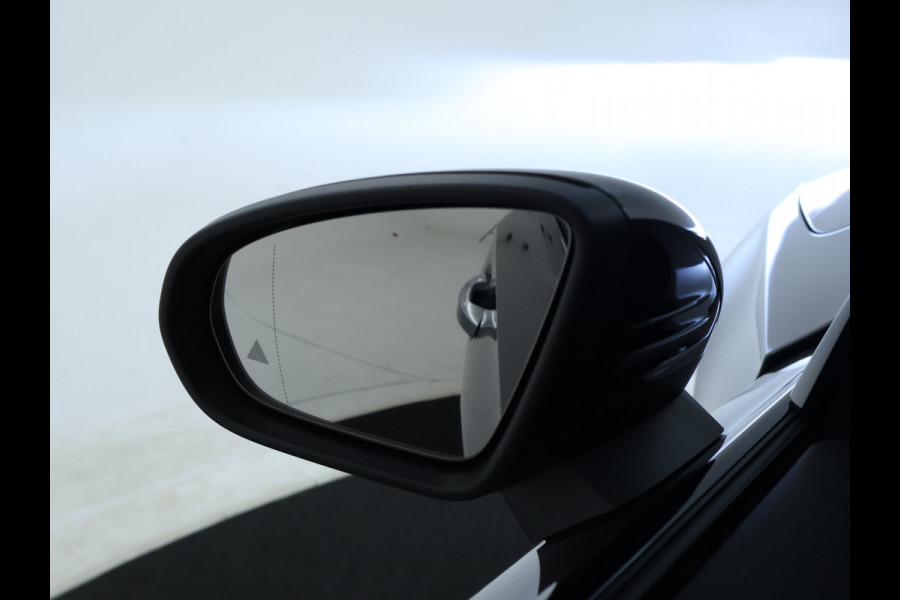Mercedes-Benz A-Klasse 180 Business Solution AMG | Nightpakket | Parkeerpakket met 360°-camera | Premium Plus pakket | Dodehoekassistent | Head-up display | Extra USB-poorten | Verwarmde stoelen vooraan |  Spiegelpakket |