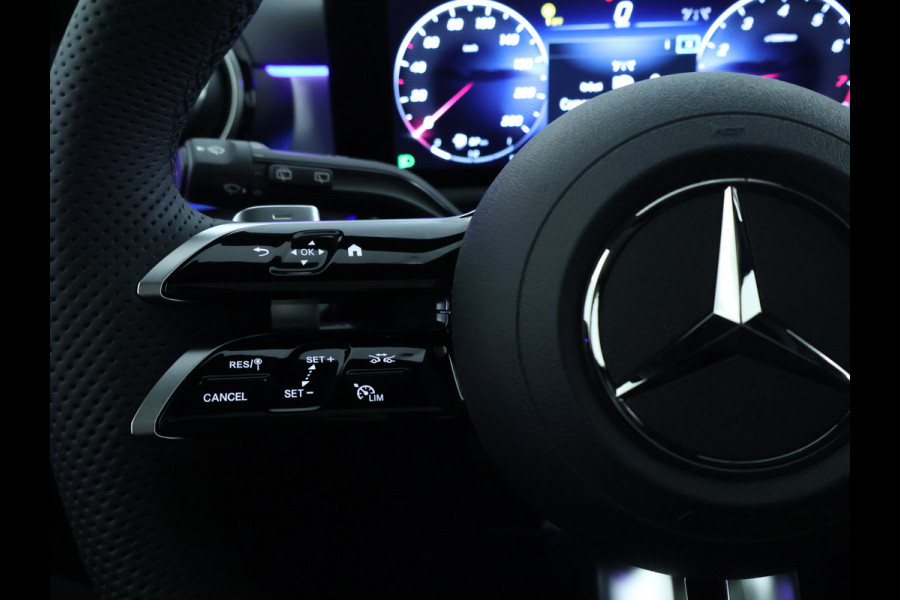 Mercedes-Benz A-Klasse 180 Business Solution AMG | Nightpakket | Parkeerpakket met 360°-camera | Premium Plus pakket | Dodehoekassistent | Head-up display | Extra USB-poorten | Verwarmde stoelen vooraan |  Spiegelpakket |