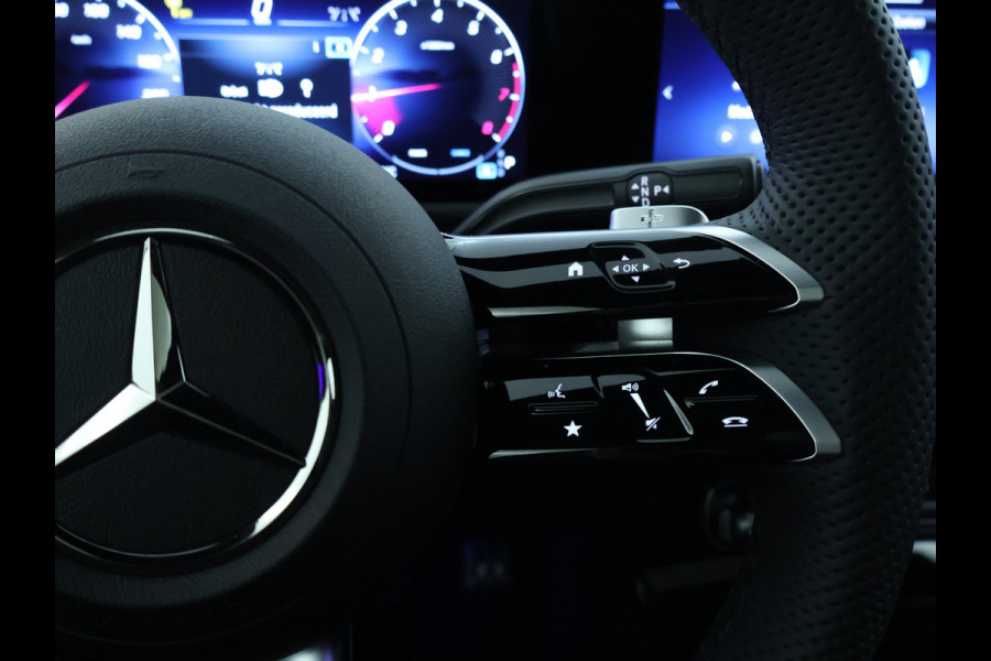 Mercedes-Benz A-Klasse 180 Business Solution AMG | Nightpakket | Parkeerpakket met 360°-camera | Premium Plus pakket | Dodehoekassistent | Head-up display | Extra USB-poorten | Verwarmde stoelen vooraan |  Spiegelpakket |
