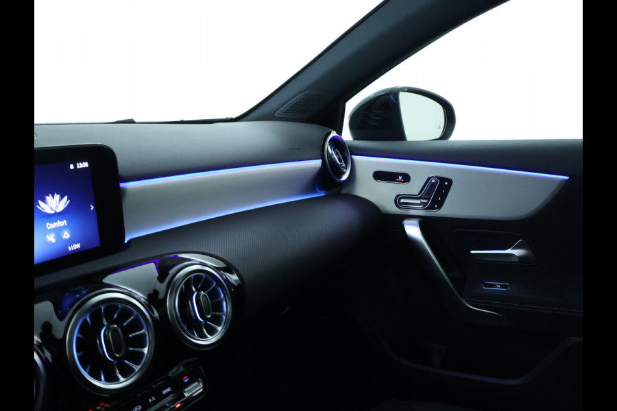 Mercedes-Benz A-Klasse 180 Business Solution AMG | Nightpakket | Parkeerpakket met 360°-camera | Premium Plus pakket | Dodehoekassistent | Head-up display | Extra USB-poorten | Verwarmde stoelen vooraan |  Spiegelpakket |