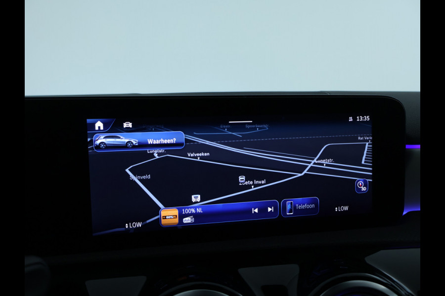 Mercedes-Benz A-Klasse 180 Business Solution AMG | Nightpakket | Parkeerpakket met 360°-camera | Premium Plus pakket | Dodehoekassistent | Head-up display | Extra USB-poorten | Verwarmde stoelen vooraan |  Spiegelpakket |