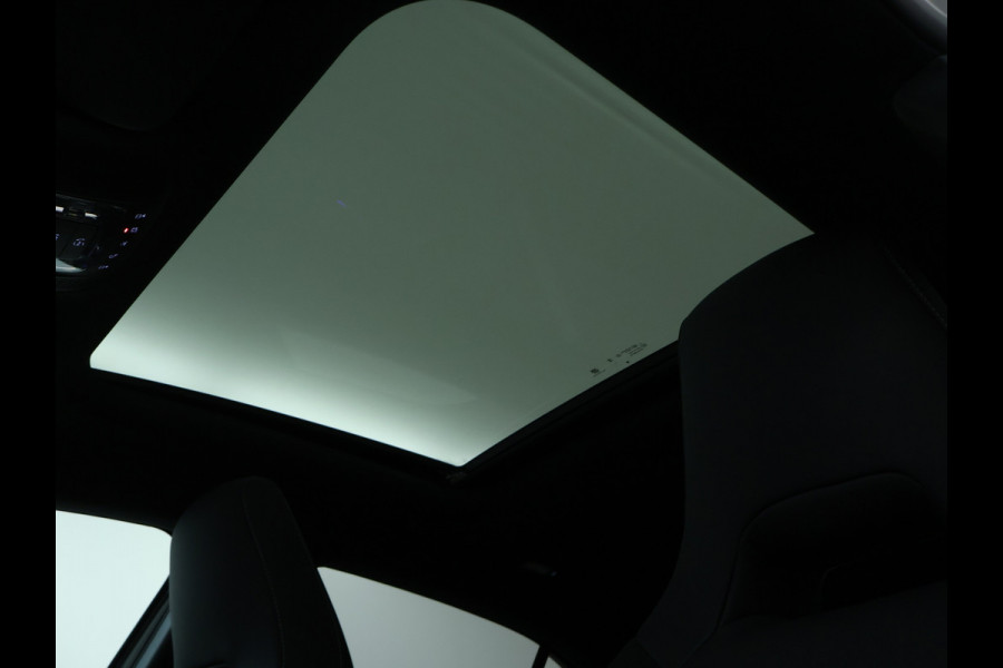 Mercedes-Benz A-Klasse 180 Business Solution AMG | Nightpakket | Parkeerpakket met 360°-camera | Premium Plus pakket | Dodehoekassistent | Head-up display | Extra USB-poorten | Verwarmde stoelen vooraan |  Spiegelpakket |