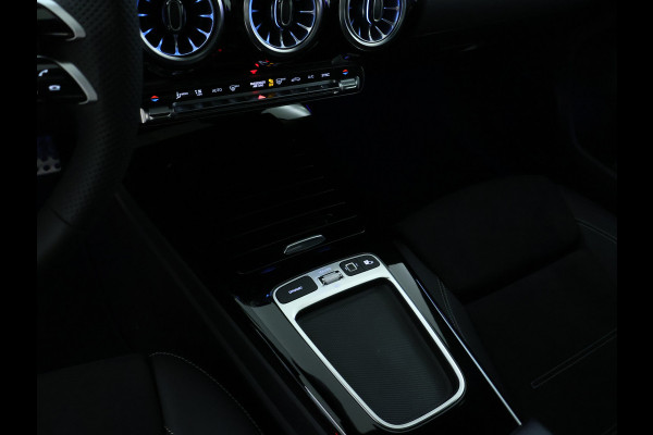 Mercedes-Benz A-Klasse 180 Business Solution AMG | Nightpakket | Parkeerpakket met 360°-camera | Premium Plus pakket | Dodehoekassistent | Head-up display | Extra USB-poorten | Verwarmde stoelen vooraan |  Spiegelpakket |