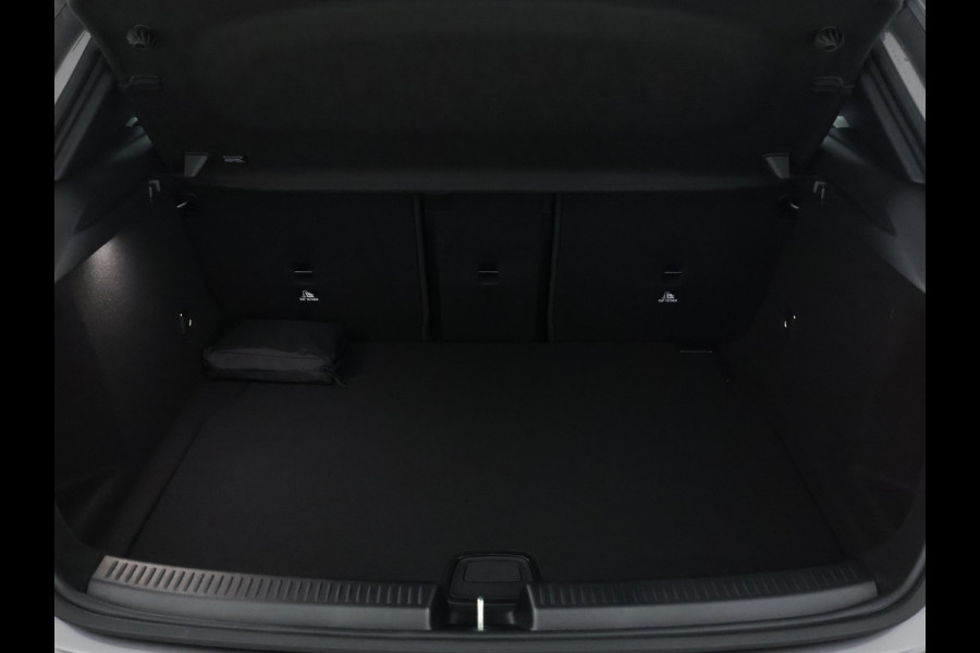 Mercedes-Benz A-Klasse 180 Business Solution AMG | Nightpakket | Parkeerpakket met 360°-camera | Premium Plus pakket | Dodehoekassistent | Head-up display | Extra USB-poorten | Verwarmde stoelen vooraan |  Spiegelpakket |