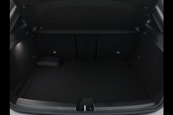 Mercedes-Benz A-Klasse 180 Business Solution AMG | Nightpakket | Parkeerpakket met 360°-camera | Premium Plus pakket | Dodehoekassistent | Head-up display | Extra USB-poorten | Verwarmde stoelen vooraan |  Spiegelpakket |