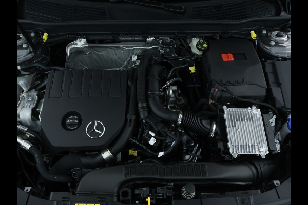 Mercedes-Benz A-Klasse 180 Business Solution AMG | Nightpakket | Parkeerpakket met 360°-camera | Premium Plus pakket | Dodehoekassistent | Head-up display | Extra USB-poorten | Verwarmde stoelen vooraan |  Spiegelpakket |