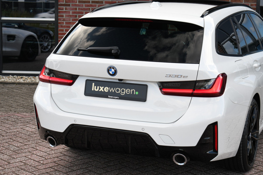 BMW 3 Serie Touring 330e M-Sport Pano ACC El-zetel HUD 19inch Camera Adp-onderstel