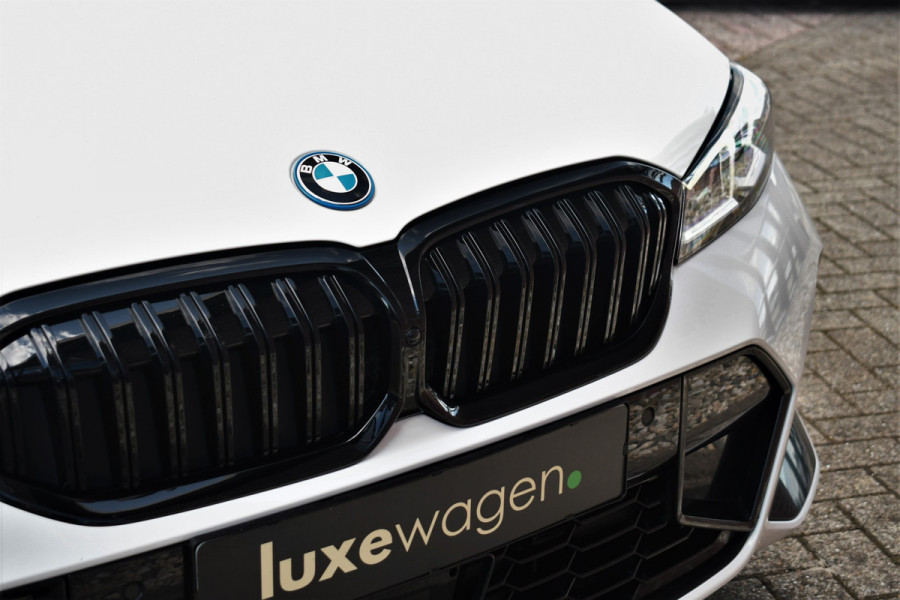 BMW 3 Serie Touring 330e M-Sport Pano ACC El-zetel HUD 19inch Camera Adp-onderstel