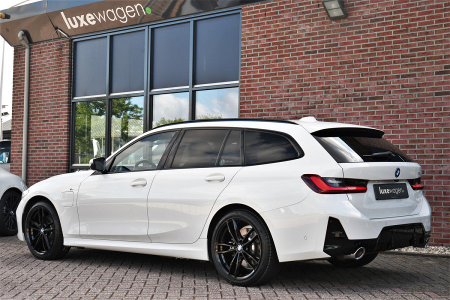 BMW 3 Serie Touring 330e M-Sport Pano ACC El-zetel HUD 19inch Camera Adp-onderstel