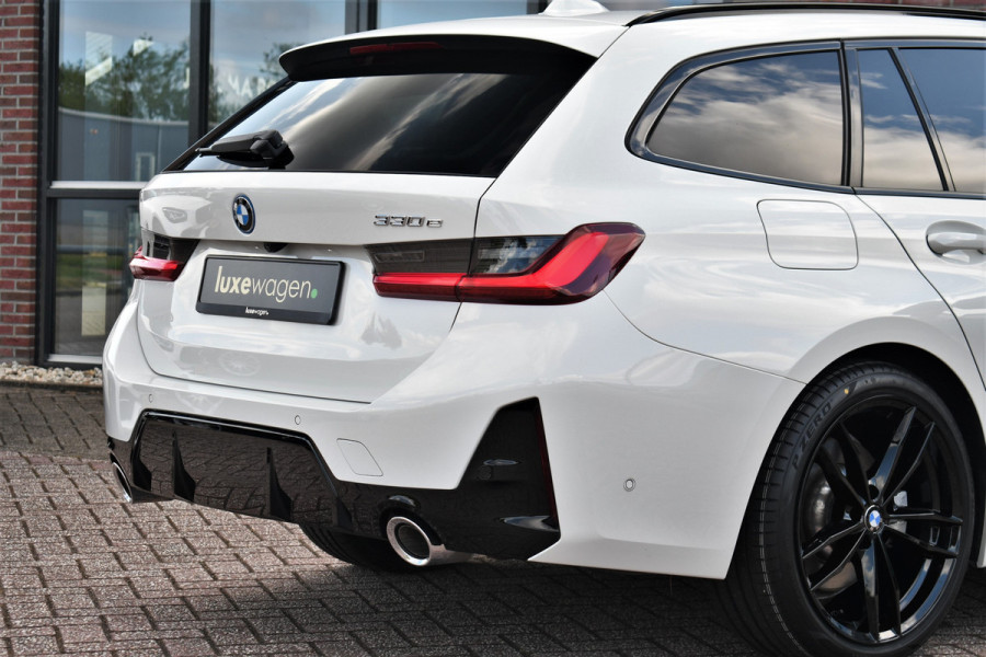 BMW 3 Serie Touring 330e M-Sport Pano ACC El-zetel HUD 19inch Camera Adp-onderstel