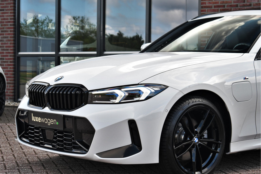 BMW 3 Serie Touring 330e M-Sport Pano ACC El-zetel HUD 19inch Camera Adp-onderstel