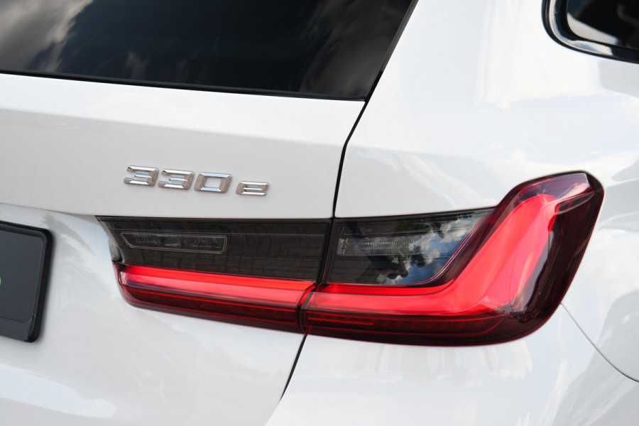 BMW 3 Serie Touring 330e M-Sport Pano ACC El-zetel HUD 19inch Camera Adp-onderstel