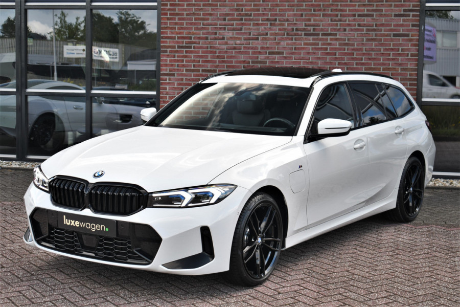 BMW 3 Serie Touring 330e M-Sport Pano ACC El-zetel HUD 19inch Camera Adp-onderstel